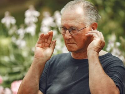 conceito-de-tecnologia-pessoas-e-comunicacao-ultimo-homem-no-parque-de-verao-grangfather-usando-um-telefone-1-676x483